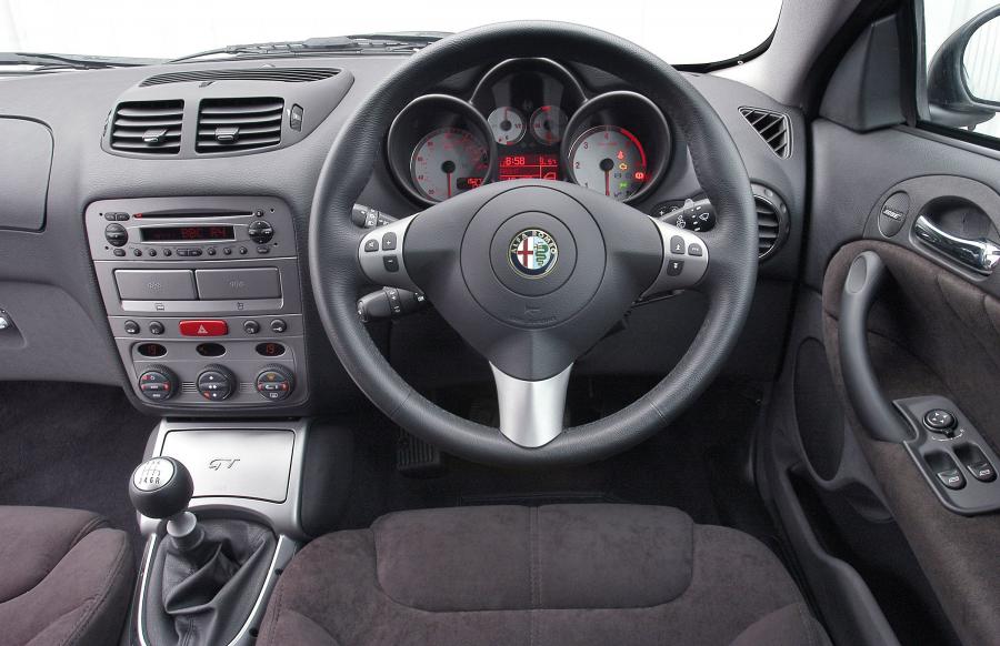 Торпедо Alfa Romeo GT (937C) 2004 года  (UK) (фото 11 из 14)